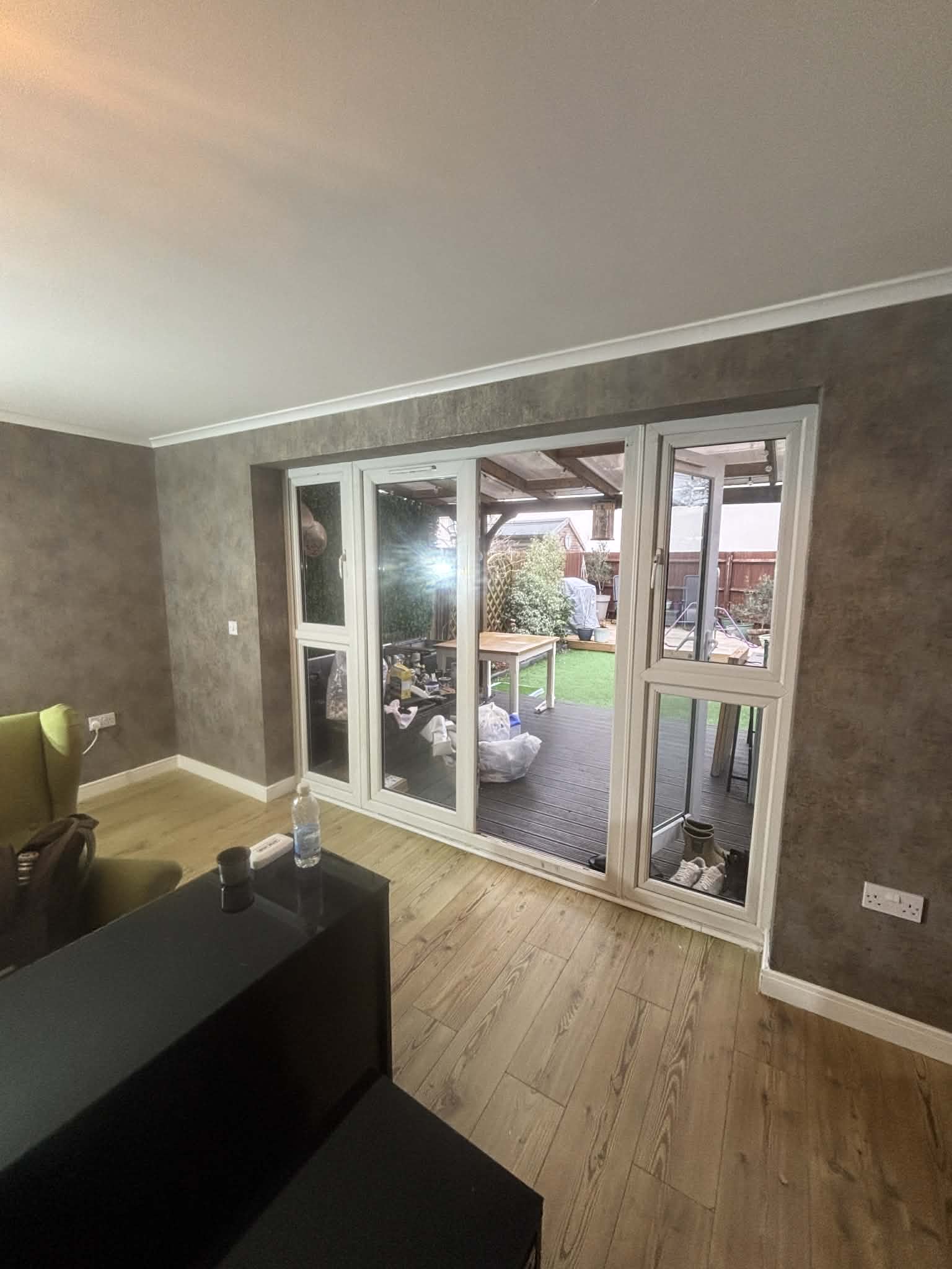 Wallpaper feature wall in Southampton living room with clean finish and modern design